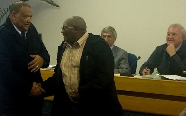 Burgemeester Lincoln de Bruyn groet hier vir Mannetjies Adolf, wat na veertig jaar diens by die Overberg se Distriksmunisipaliteit, sy laaste dag op 31 Augustus 2015 gewerk het.